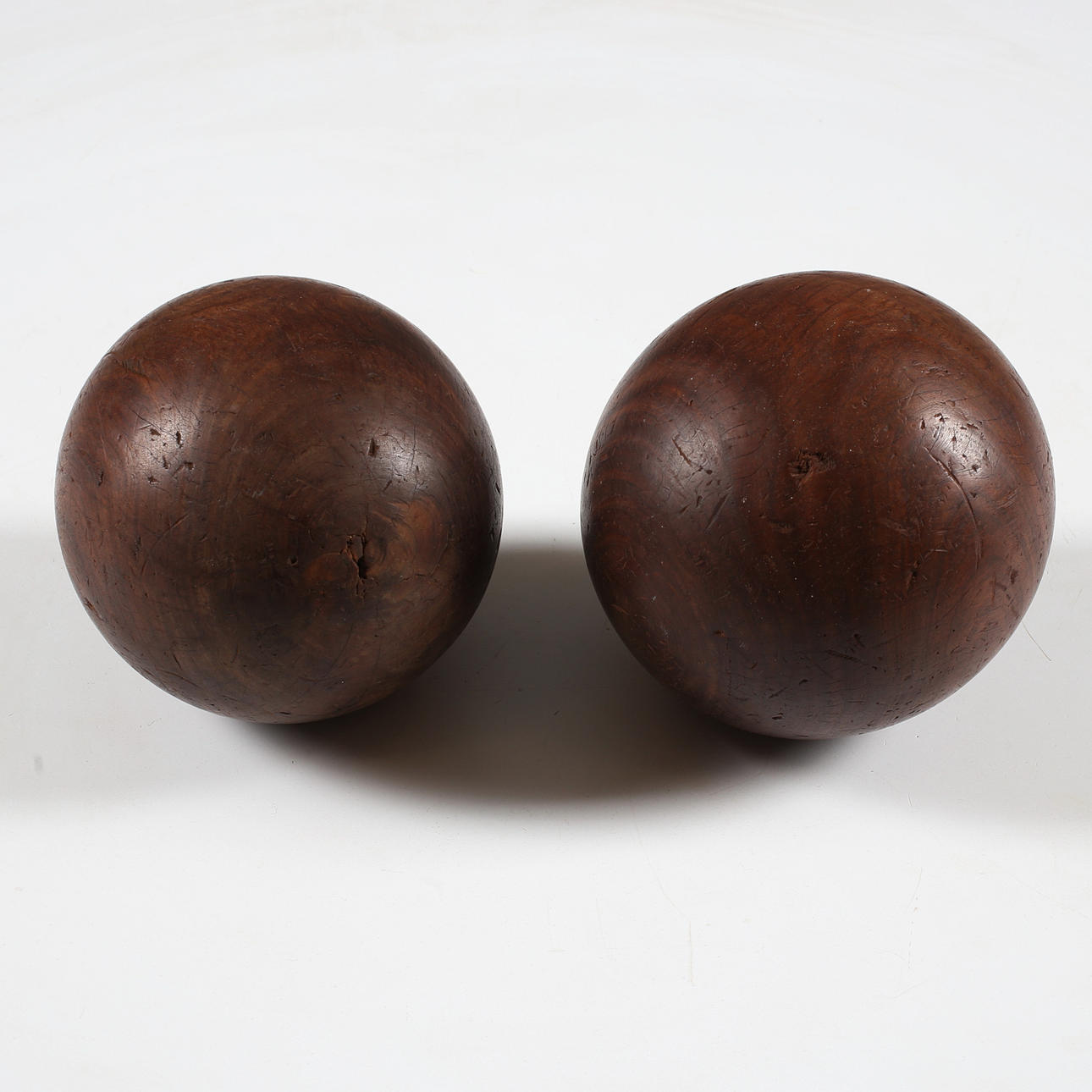 BALL aus Holz, 2 Stück, 18/1900.