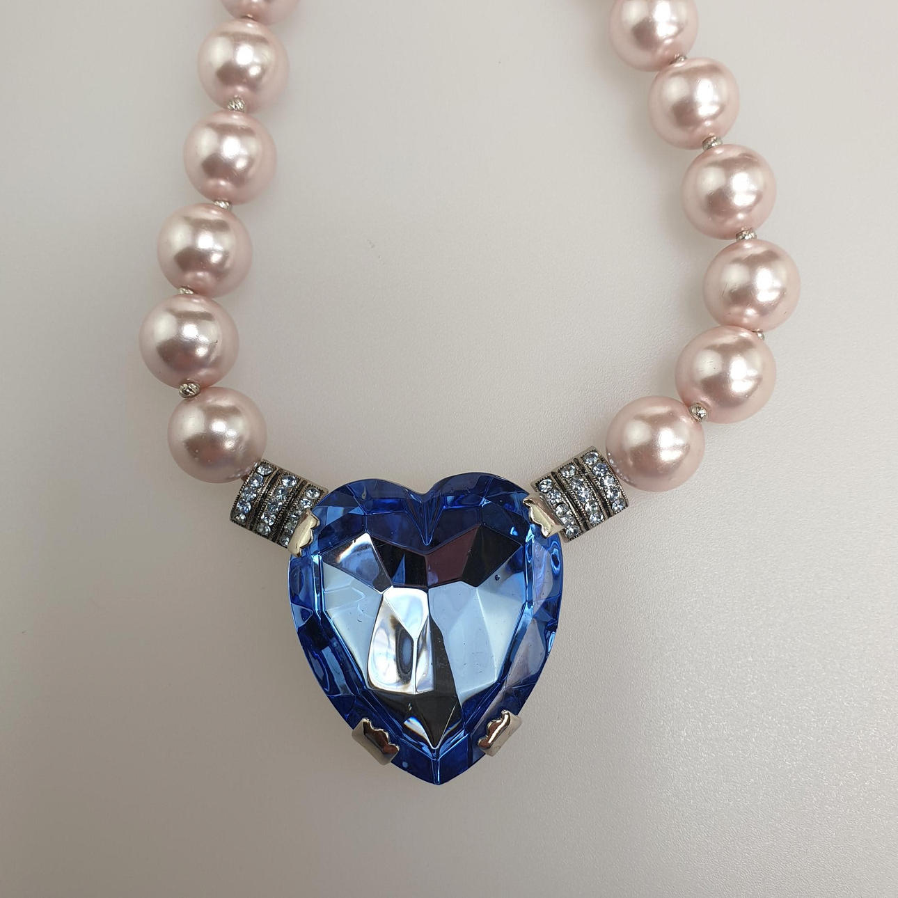 -- MODESCHMUCK-COLLIER - Weißbronze/Tombak, Swarovski-Steine.