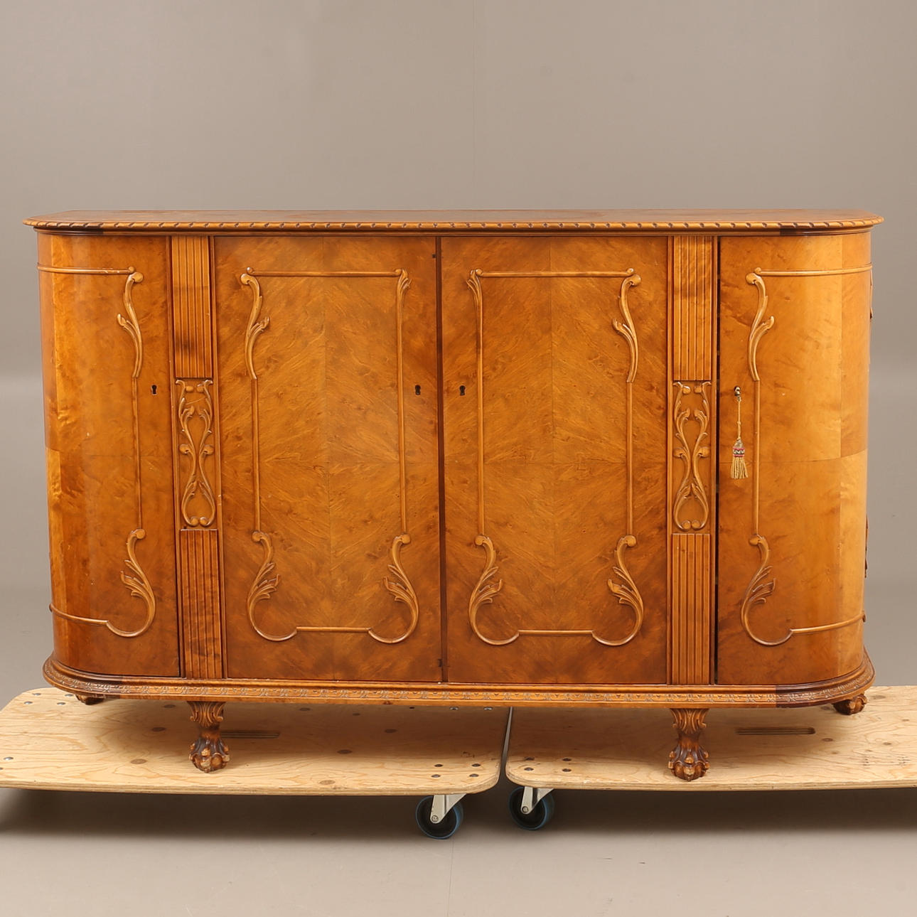 SKÅP, Chippendalestil, 1900-talets första hälft.