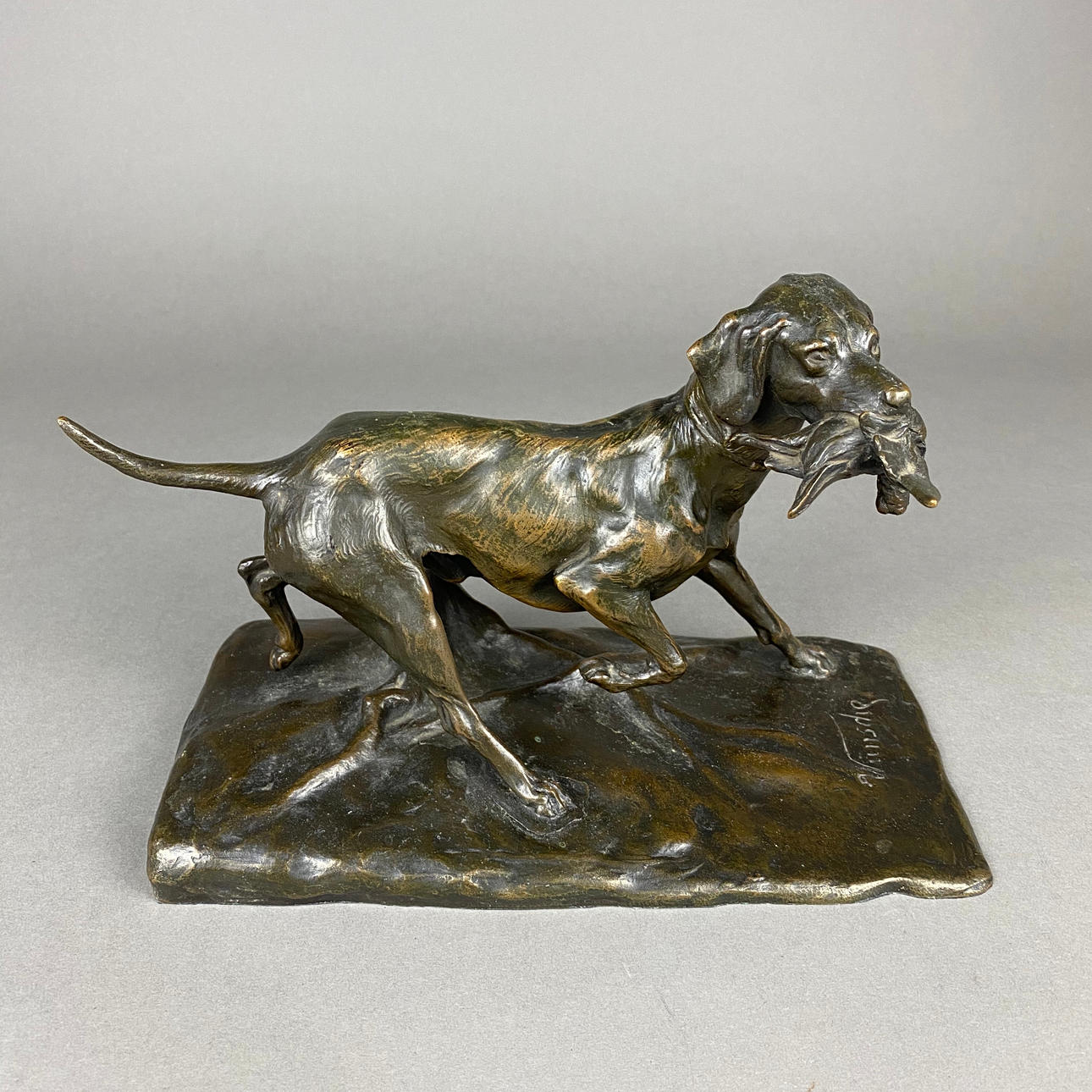 WÜNSCHE, EMIL. Jagdhund mit gefangenem Fasan, Bronze.