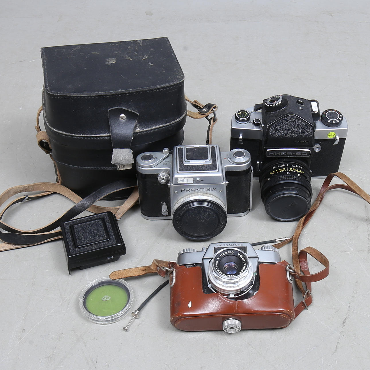 KAMERAS, 3 Stück, darunter Voigtländer Bessamatic.