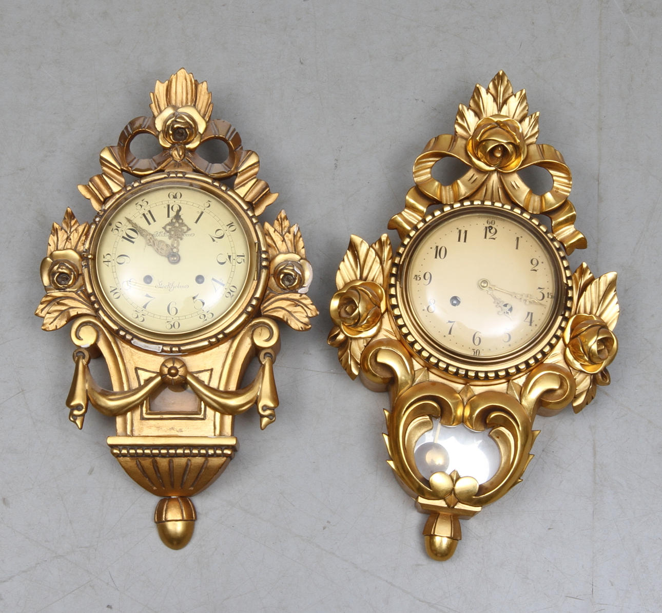 VÄGGPENDYLER, 2 st, dekor av tre rosor, 1900-tal.