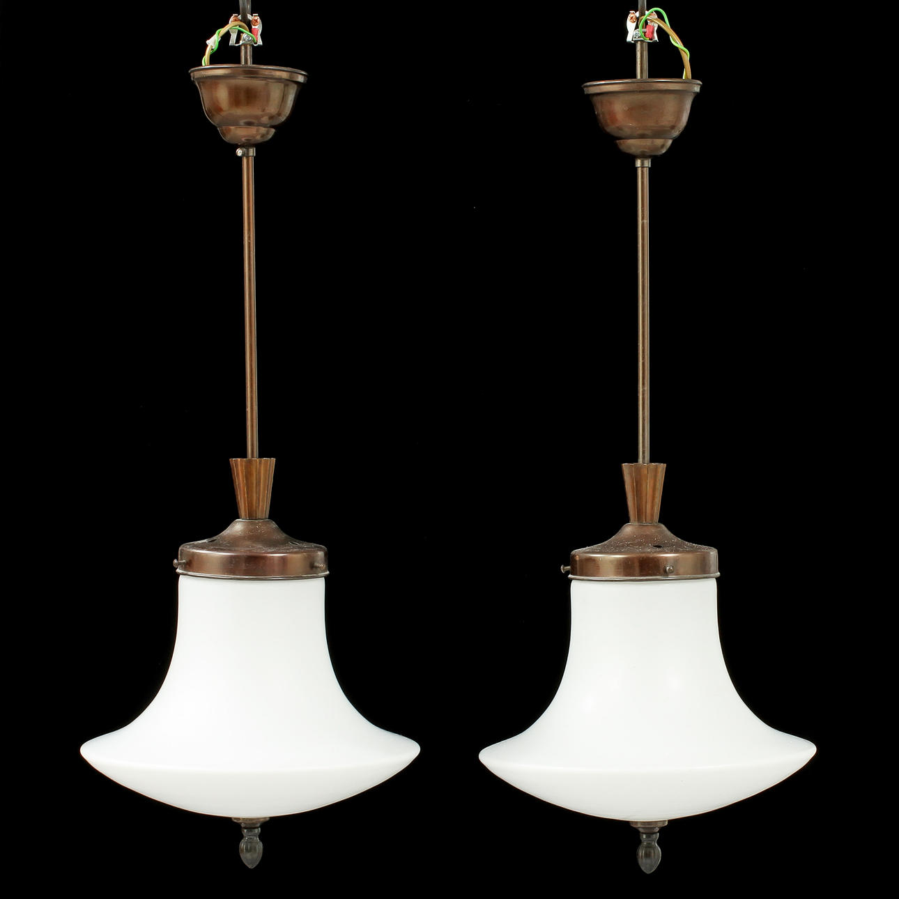 TAKARMATURER, 2st, patinerad metall med kupa i vit glasmassa. Art-déco 1920-30-tal.