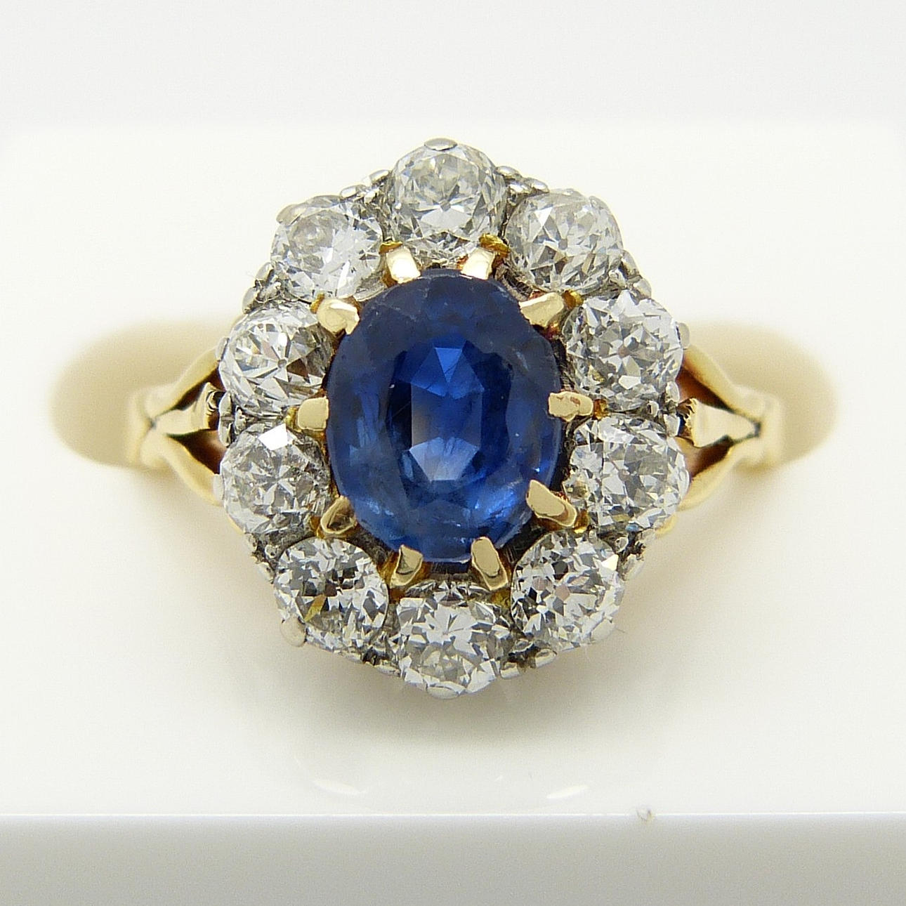 VICTORIAN SAPPHIRE & DIAMOND CLUSTER RING.