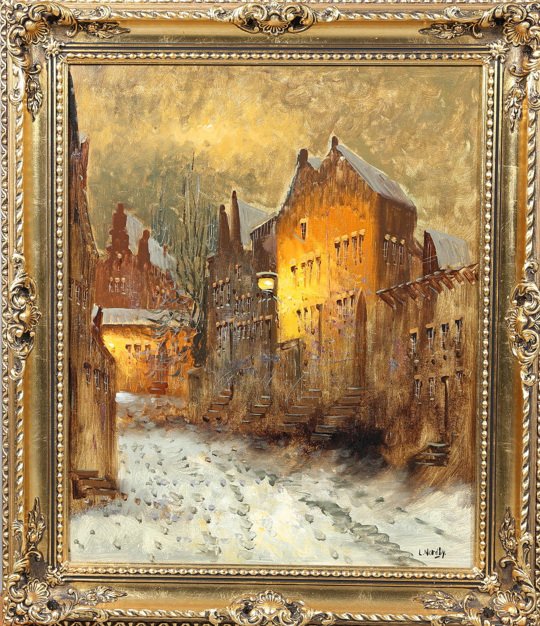 LARS NORDBY. Gränd i vinterskrud. Olja på duk. Signerad L Nordby.