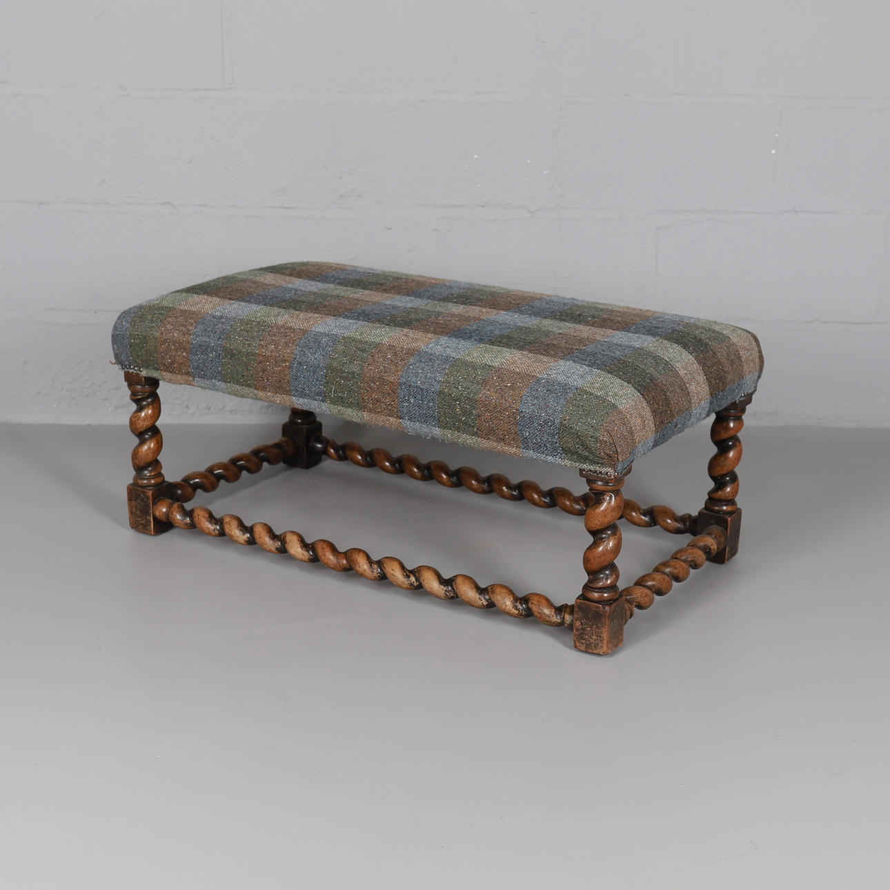 KOMBIHOCKER MIT NUSSRAHMEN IN Hocker.