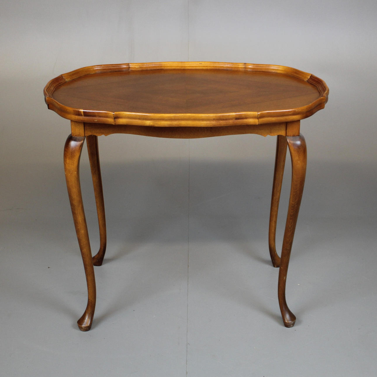 BORD med kant midt i det 20. århundrede.