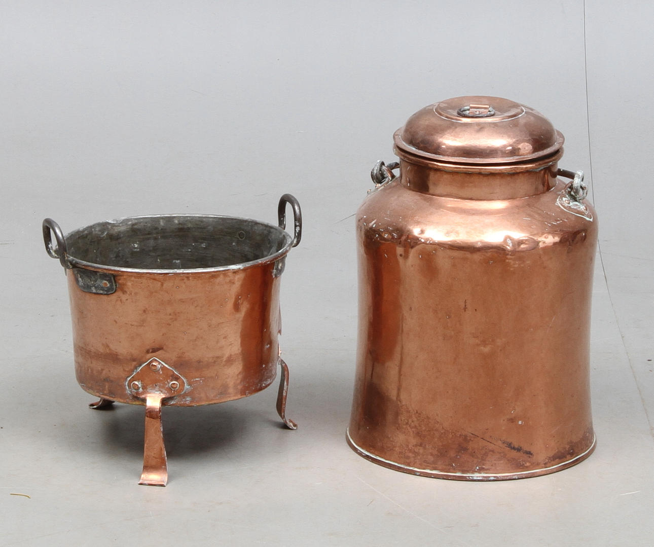 KÄRL MED LOCK samt GRYTA på tre ben, koppar, 1800-tal.