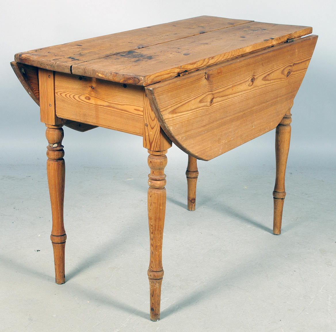 BORD MED KLAFFAR, fur, sent 1800-tal.