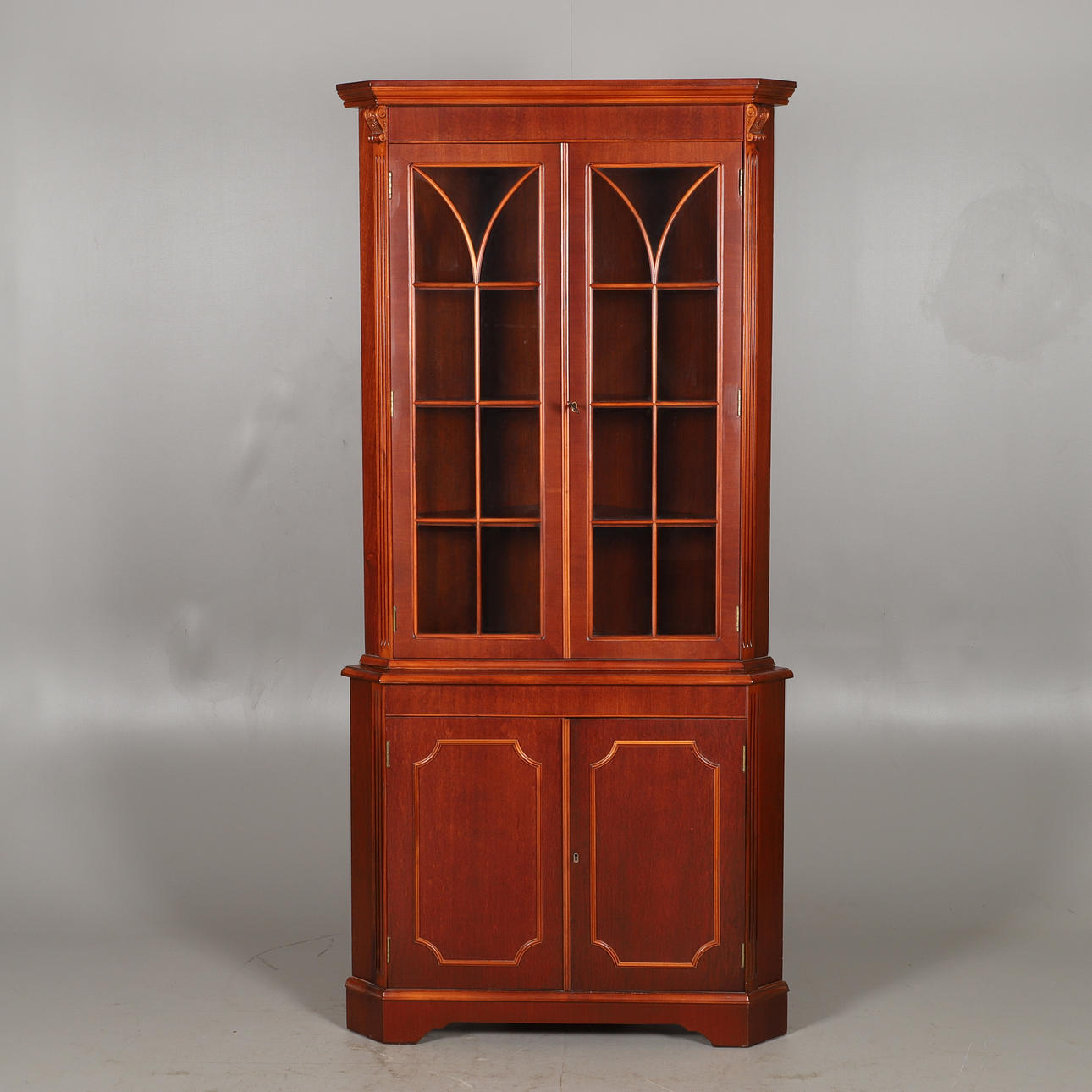 ECKSCHRANK mit Displayplatte, Mahagoni, englischer Stil.