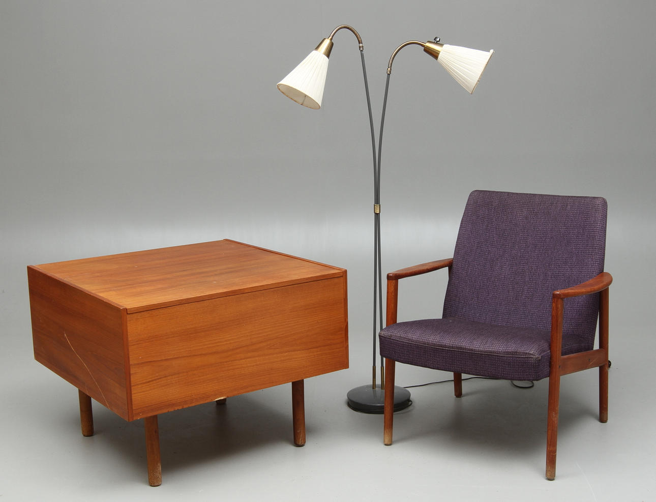 FÅTÖLJ, BORD, GOLVLAMPA, 1900-talets andra hälft.