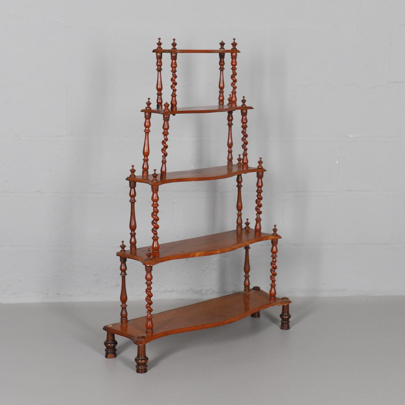 EIN SATZ WANUT-STUFENREGALE.