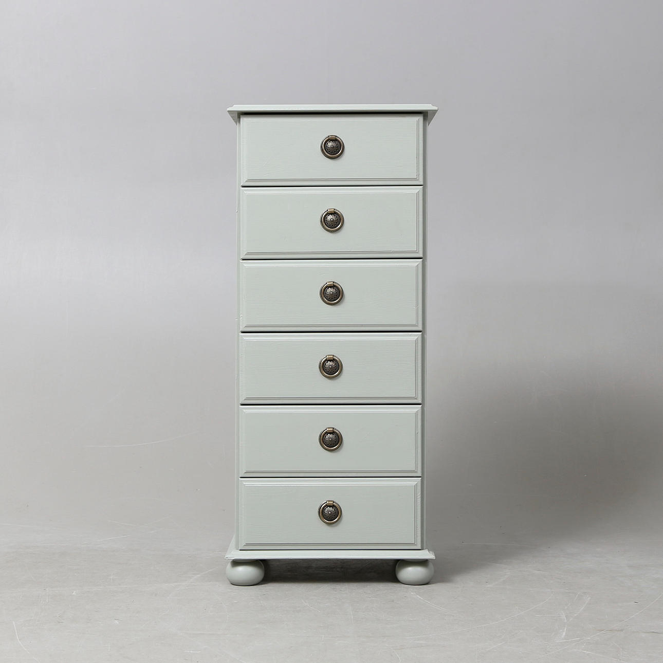 BYRÅ, bemålad. 1900-talets andra hälft.