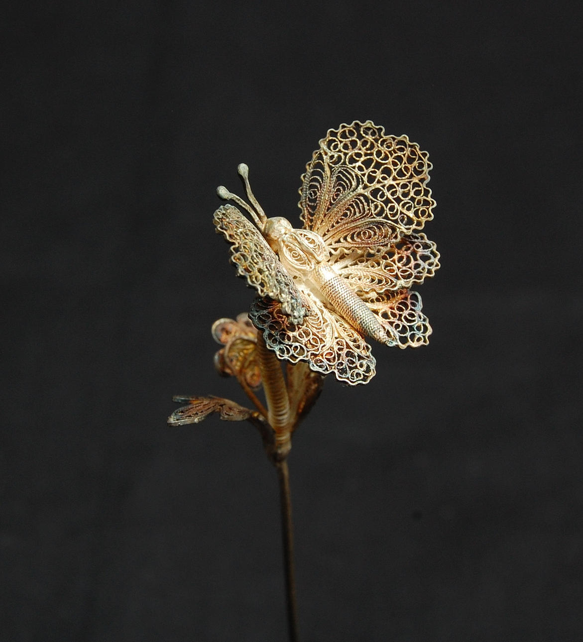 HATTNÅL, filigranarbete med vippande fjäril, 1900-talets första hälft.