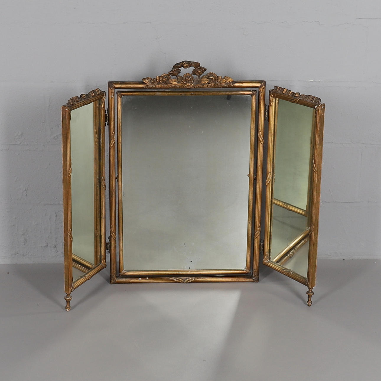 A GILT GESSO TRIPLE DRESSING TABLE MIRROR.