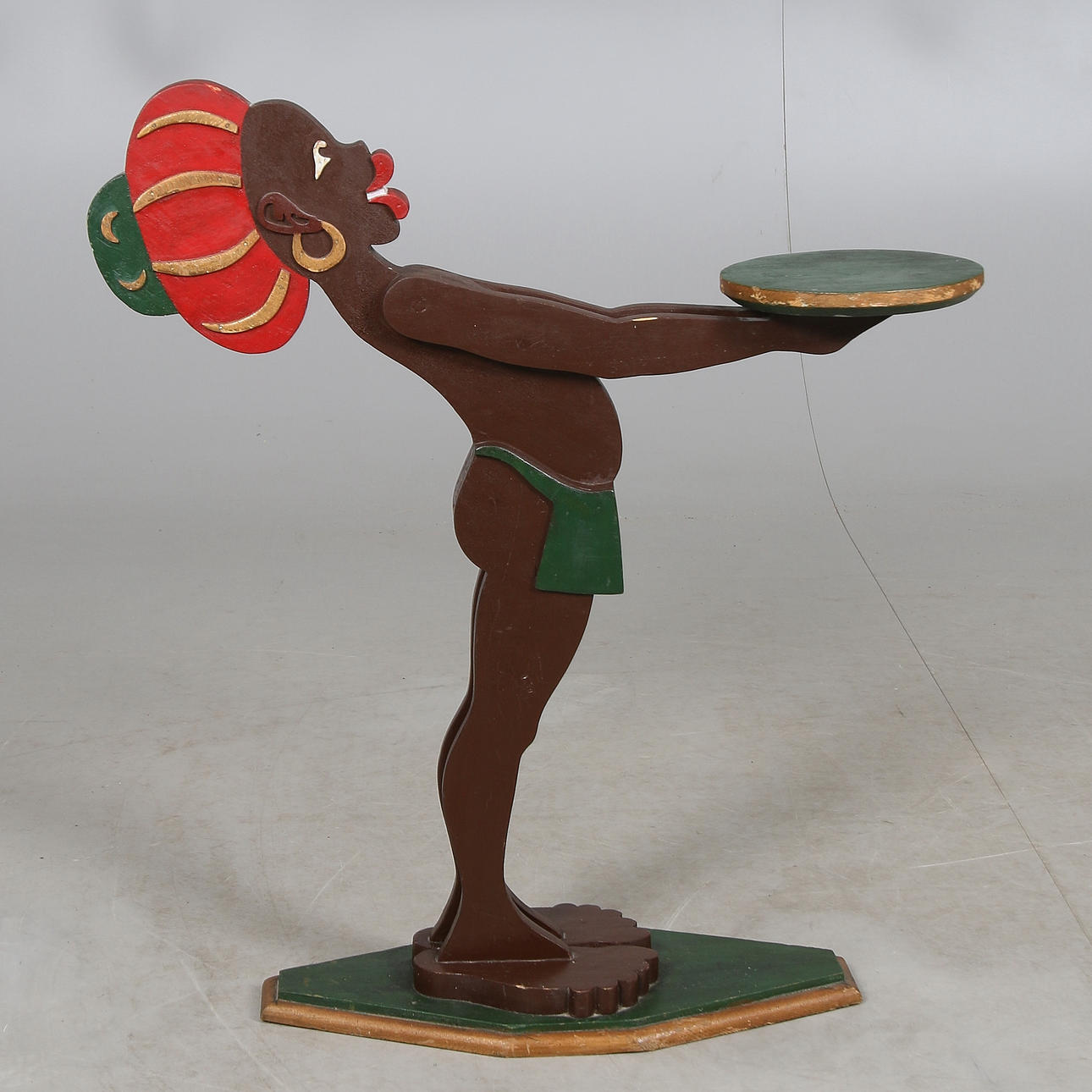 BETJÄNT, trä, 1900-tal.