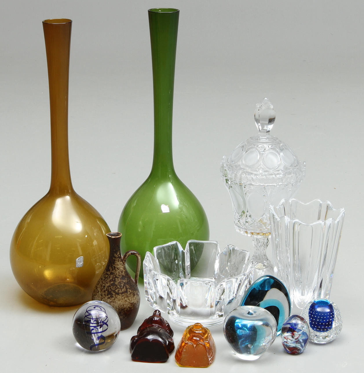 PARTI GLAS och KERAMIK, 13 delar, 1900-tal.