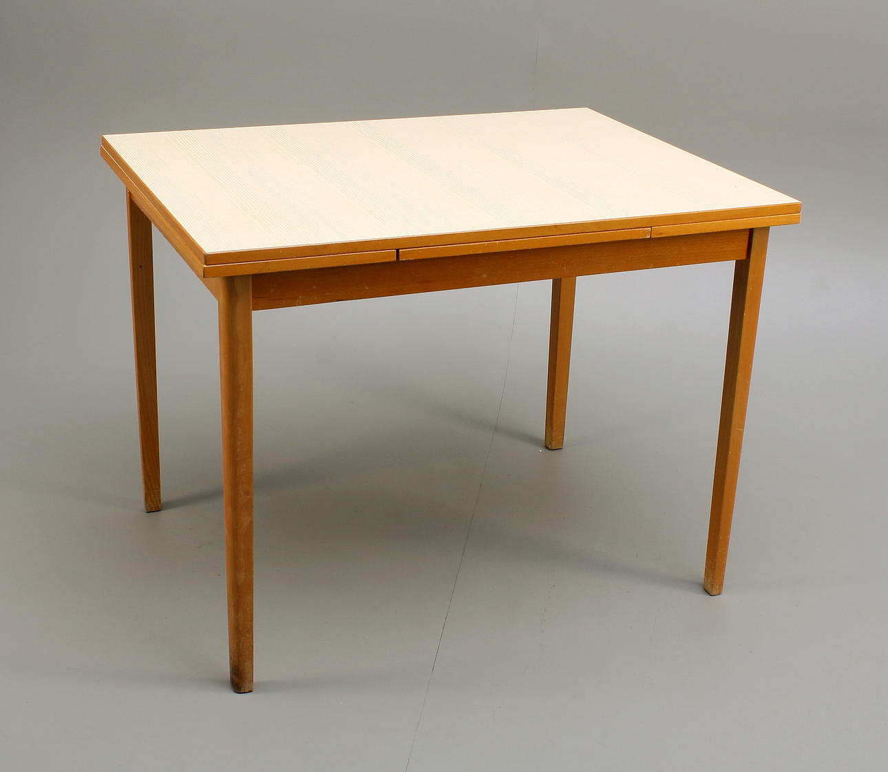 KÖKSBORD med Perstorpsskiva, furuimitation, 1950-tal.