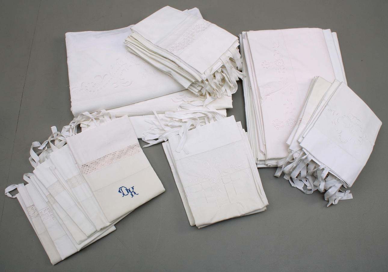 ÖVERLAKAN 6 st + ÖRNGOTT 27 st, broderade, spetsinfällningar.