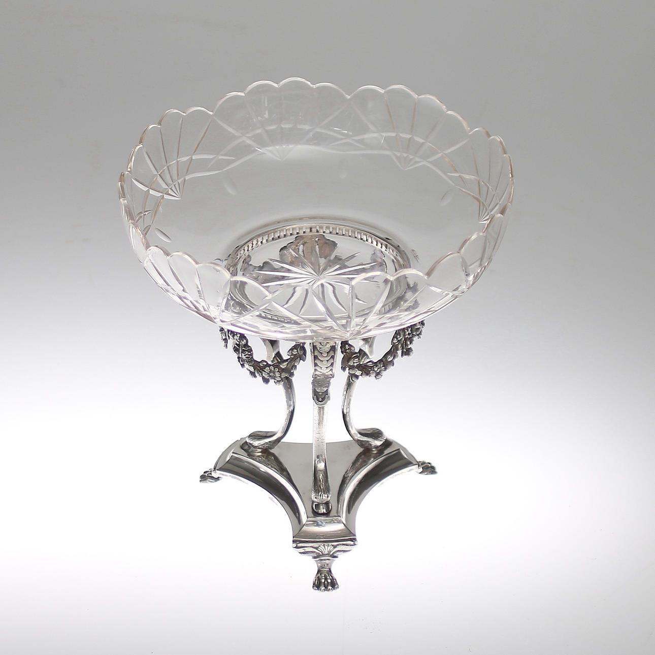 KRISTALLSKÅL, på nysilverfot. 1900-talets andra hälft.