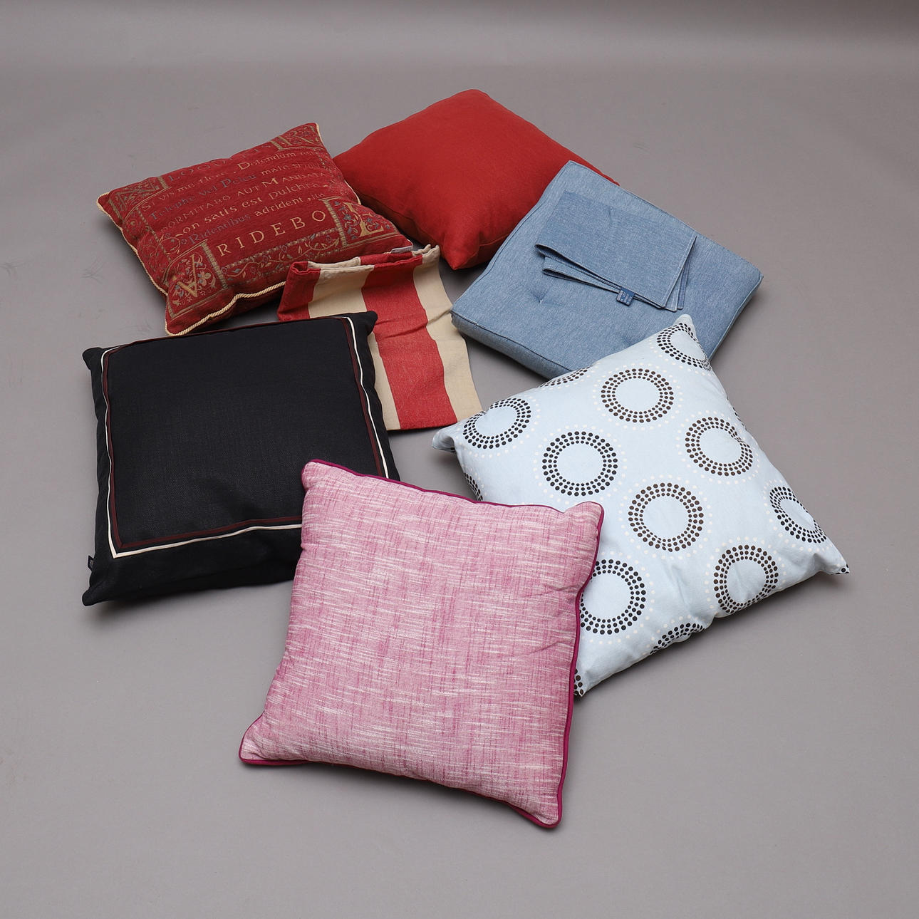 TEKSTIL, primært puder, bl.a. GANT, moderne.