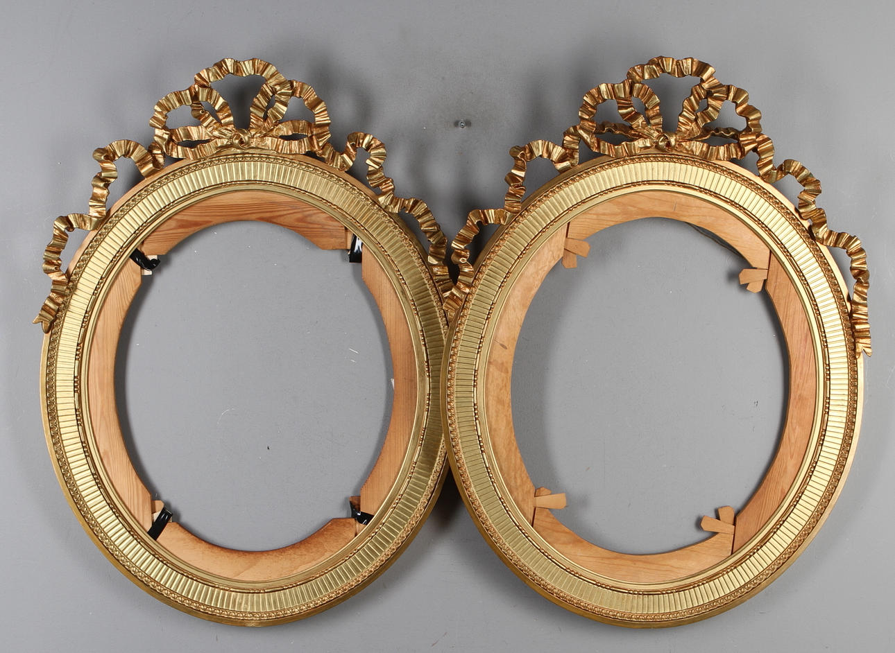 RAMAR 1 par, stämpelmärkta Claes Hultberg Ram & Spegelfabrik Stockholm, gustaviansk stil, omkring sekelskiftet 1900.