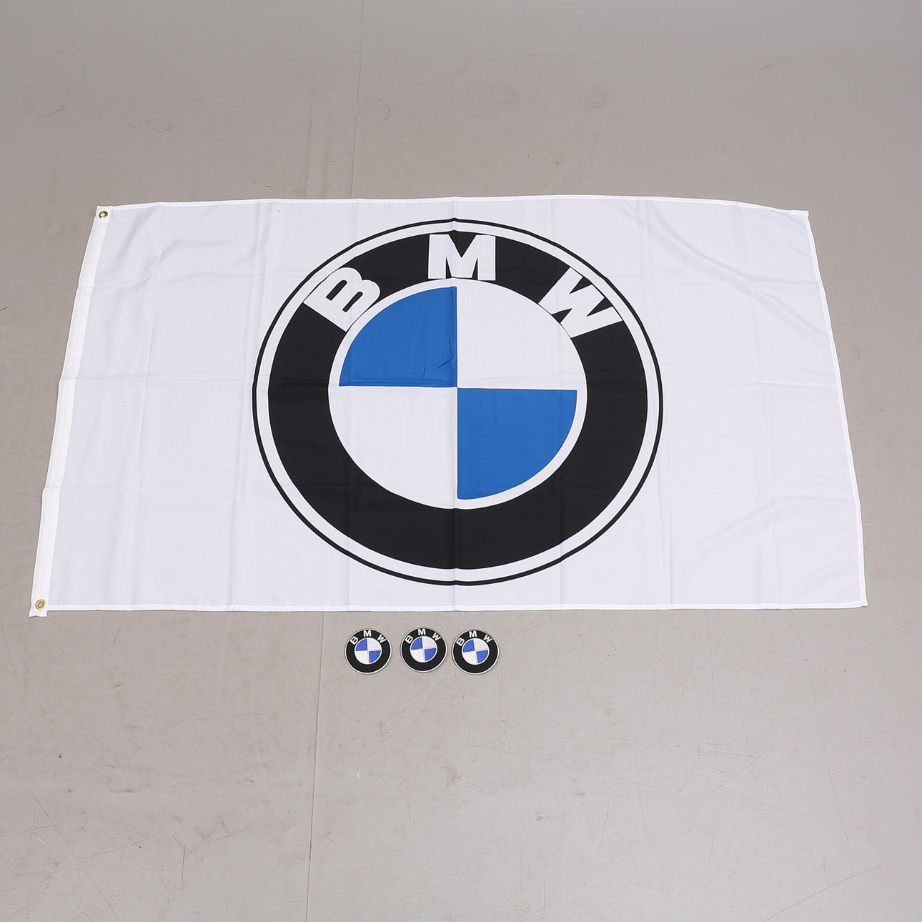 FLAGGA samt 3 TYGMÄRKEN, BMW, samtida.