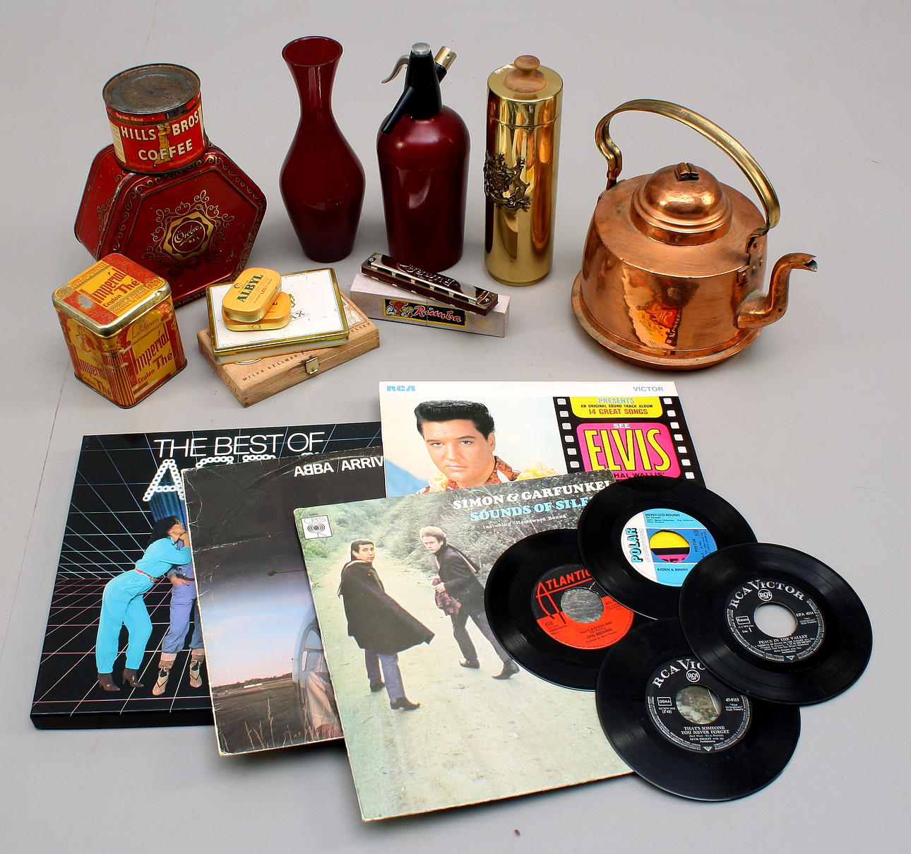 DIVERSE FÖREMÅL, Vinylskivor + plåtburkar + vas+ sifon + shaker + kopparkanna.