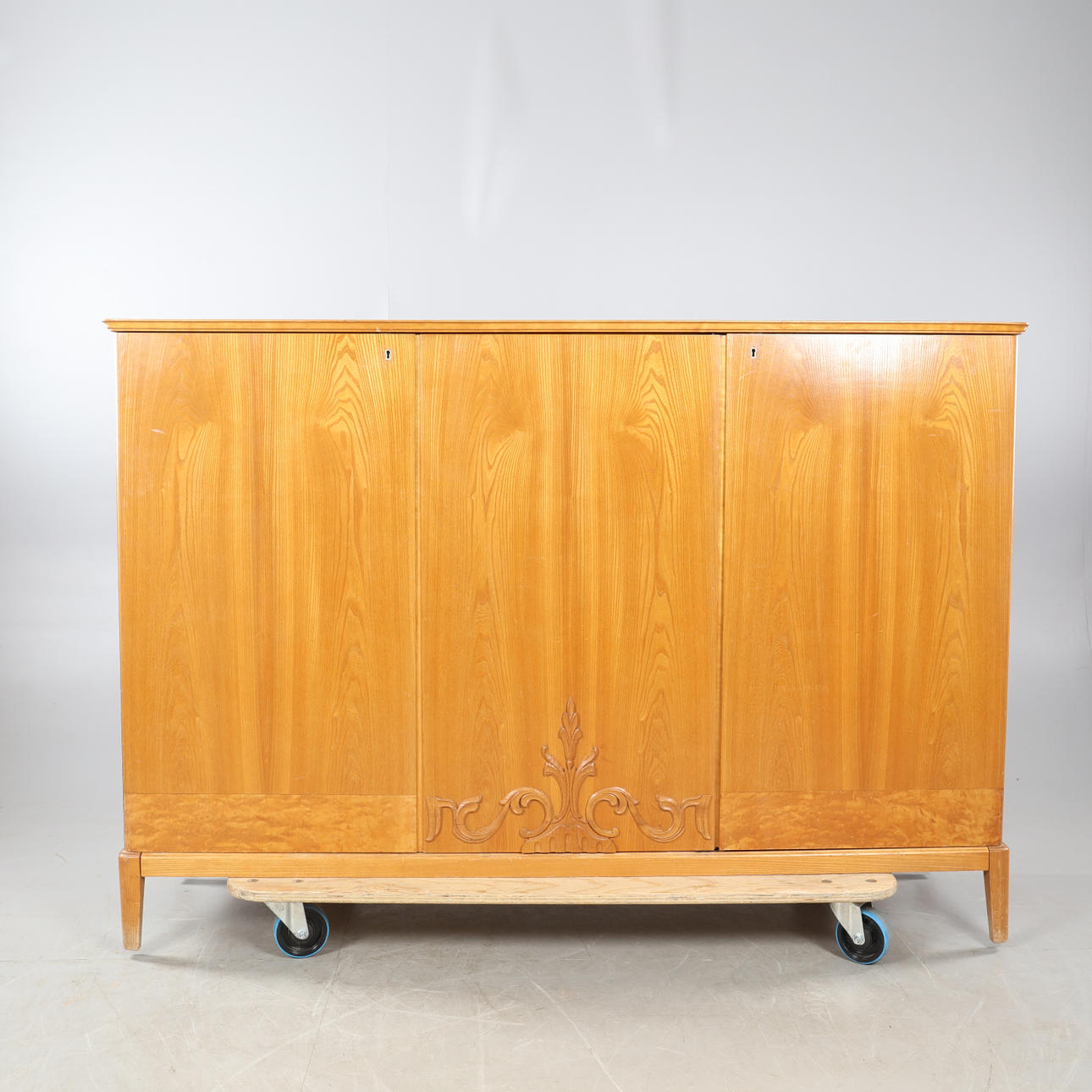 LINNESKÅP,1900-talets mitt.