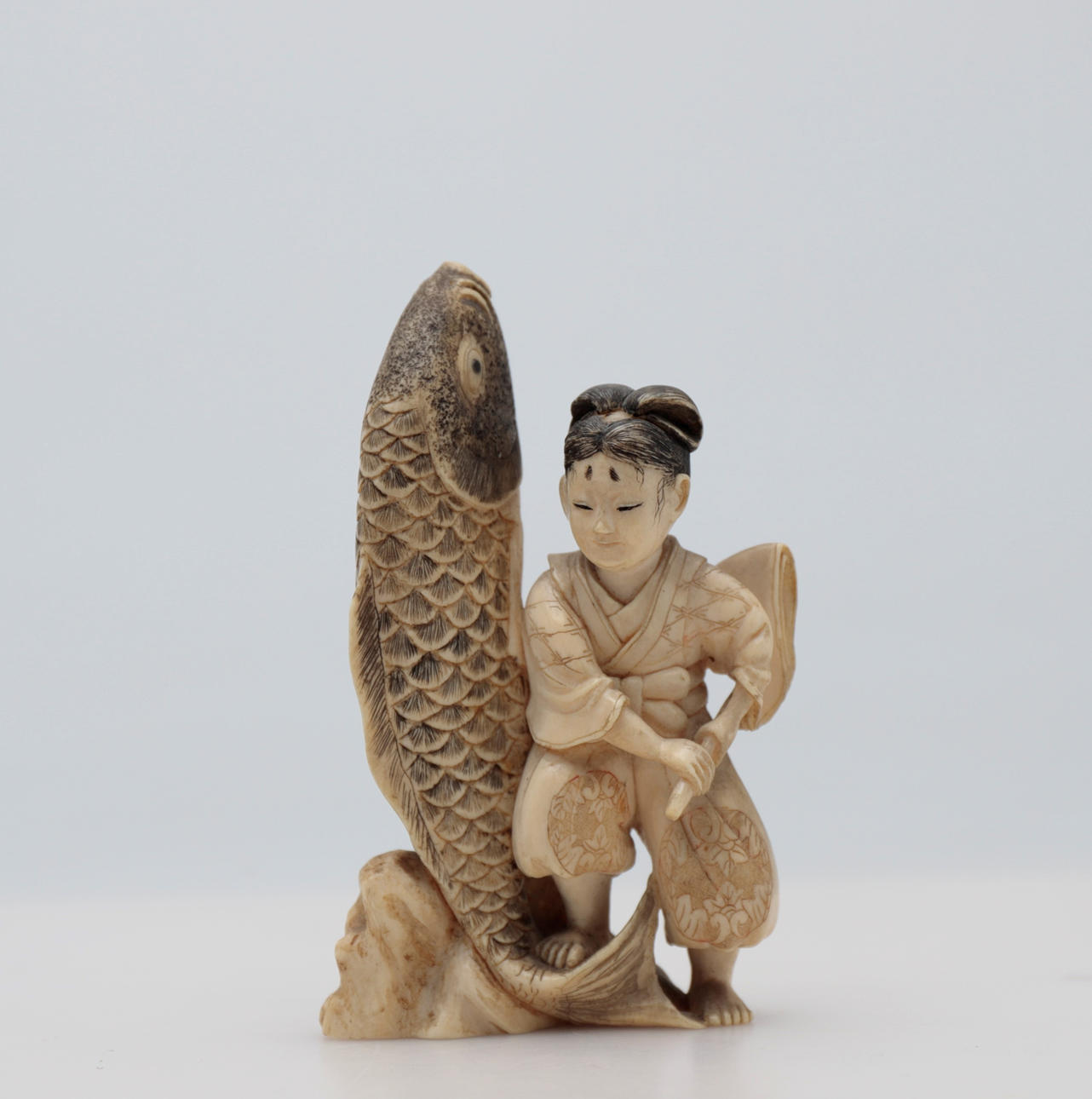 ESCUELA JAPONESA MEIJI DE FINALES DEL SIGLO XIX. Aprendiz de Samurai con carpa.