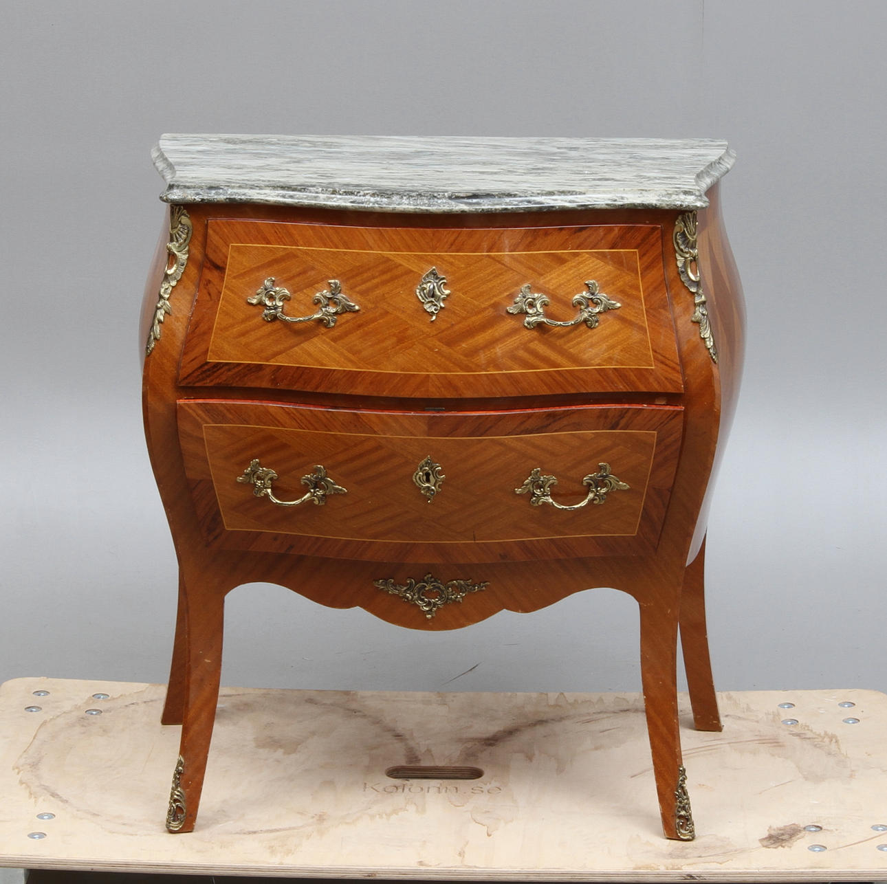 BYRÅ, med stenskiva, rokokostil, 1900-tal.