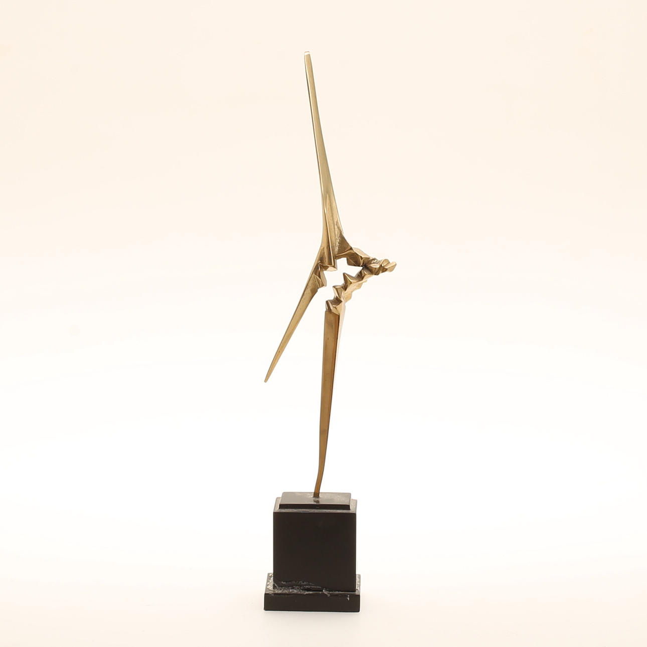 Escultura, latón, "Cutting Eggs", Wolfram Beck.