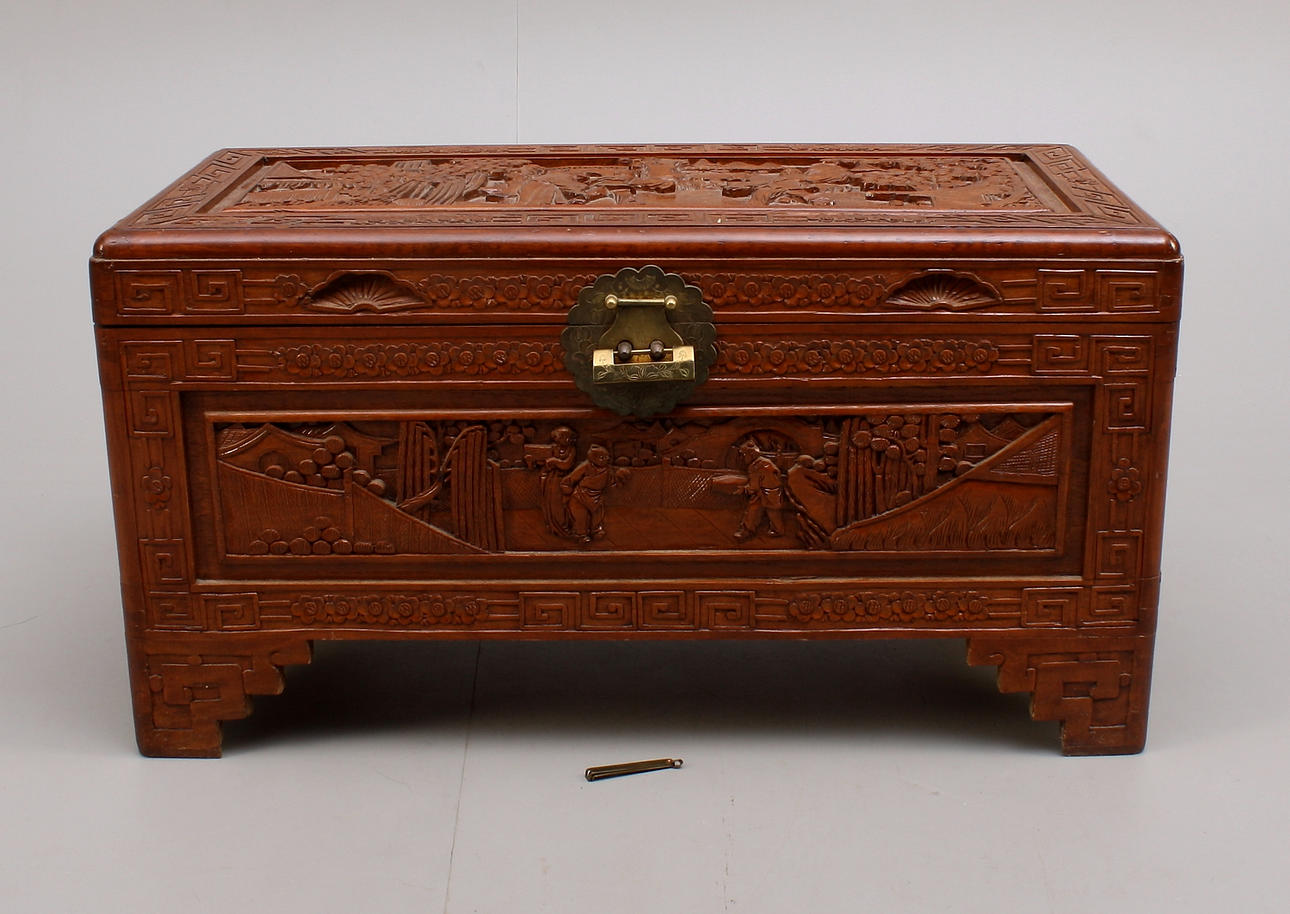 KAMFERKISTA, orientalisk, 1900-tal.