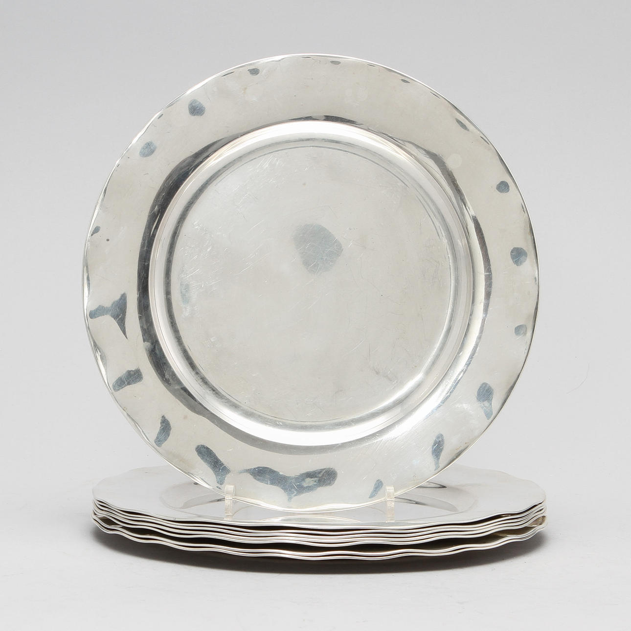 Kuverttallrikar, 8 st, silver, Uppsala och Stockholm 1937 och 1947. Vikt ca 2560 gram.