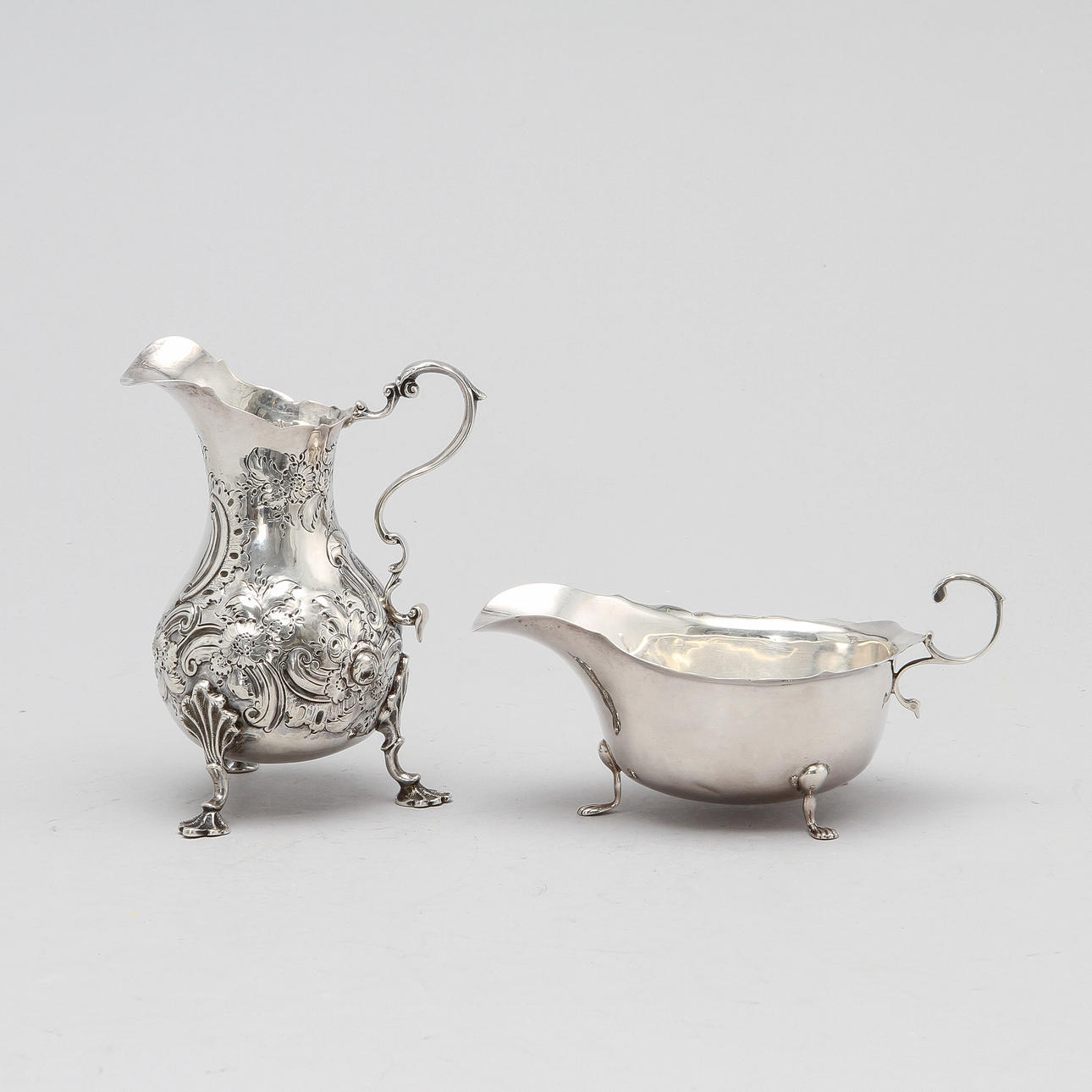 GRÄDDKANNA samt SÅSSNIPA, silver, England, vikt ca 261 gram.