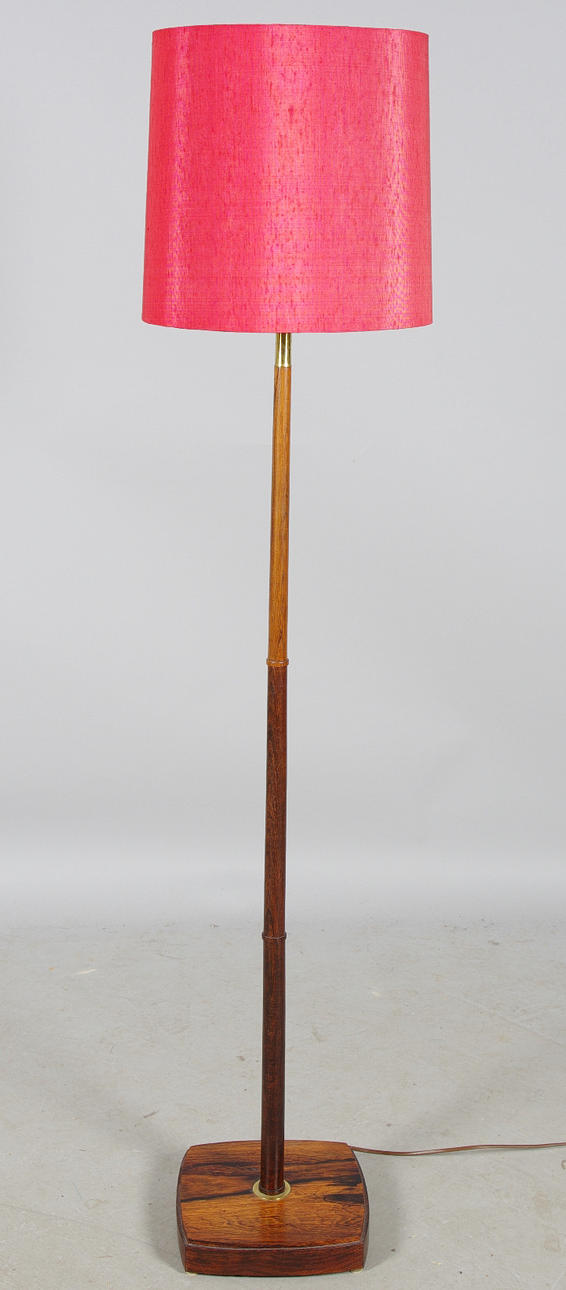 GOLVLAMPA, jakaranda med mässingsdetaljer, 1960-tal.