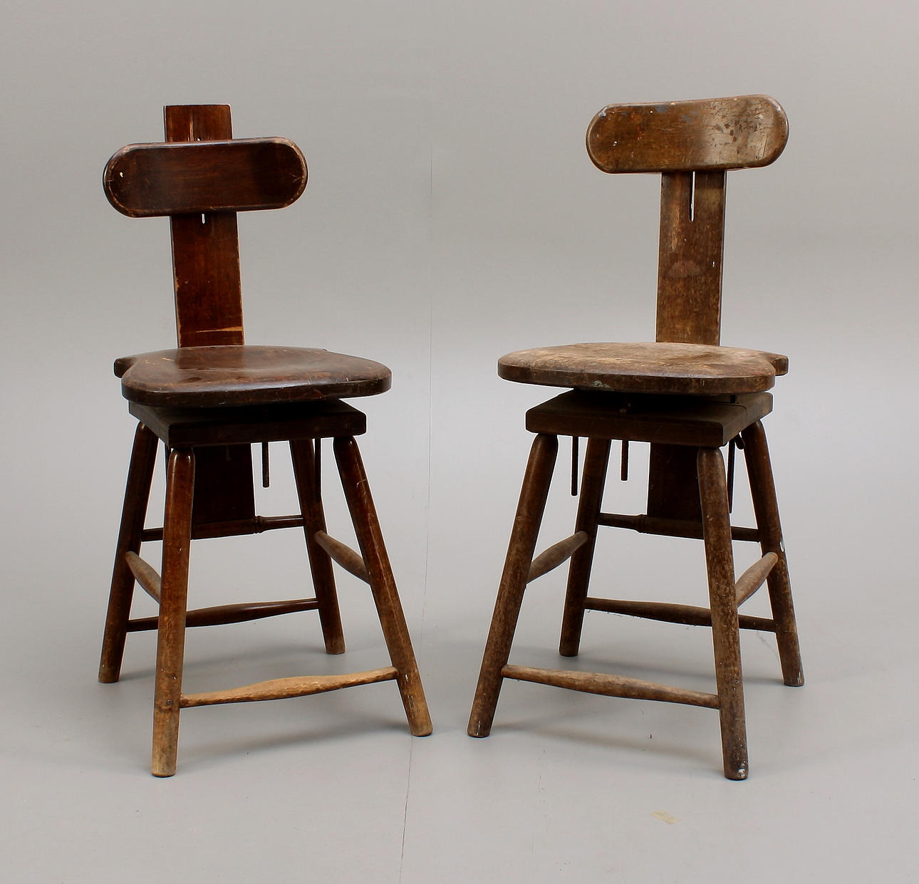 KONTORSSTOLAR ett par, trä, omkring 1900.