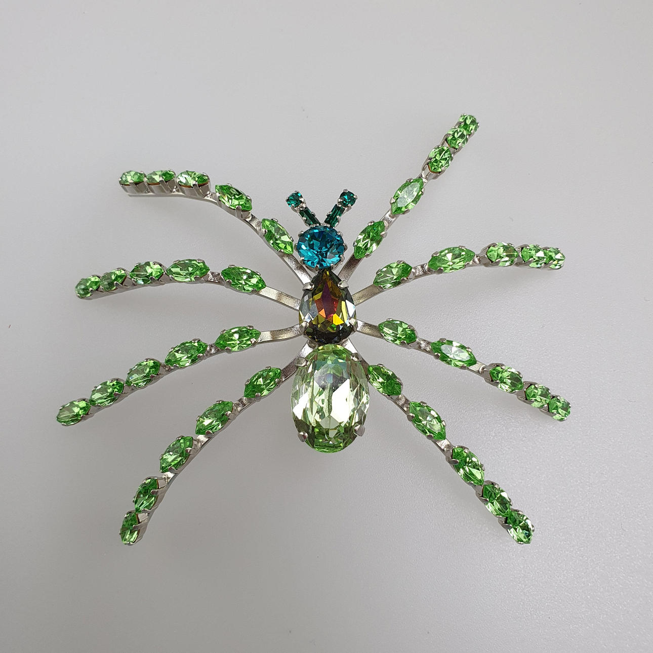 --Modeschmuck-BROSCHE "Spinne" - mit Swarovski-Kristallen.