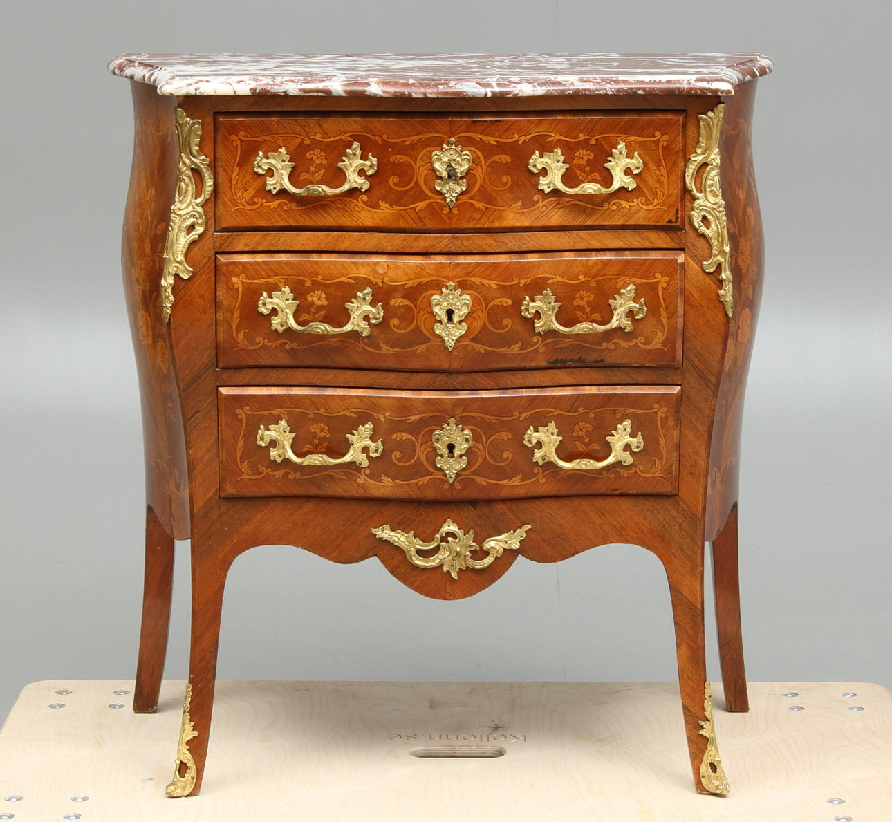 BYRÅ, med stenskiva, rokokostil, tidigt 1900-tal.