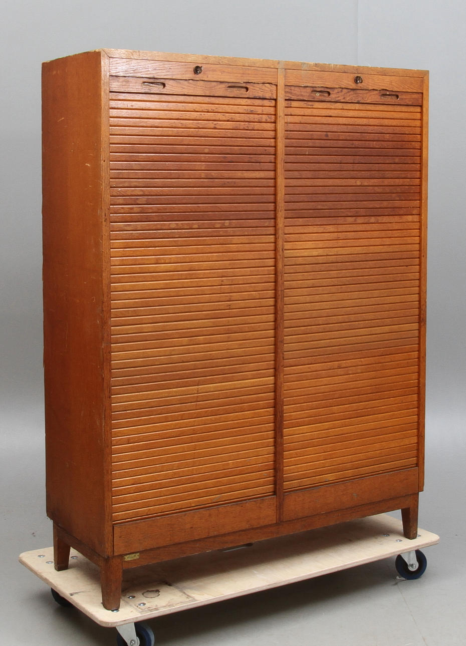 JALUSISKÅP, ek, 1900-talets första hälft.