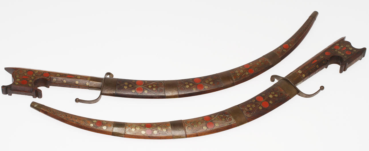 SVÄRD, 2 st, troligen Nordafrika, 1900-tal.