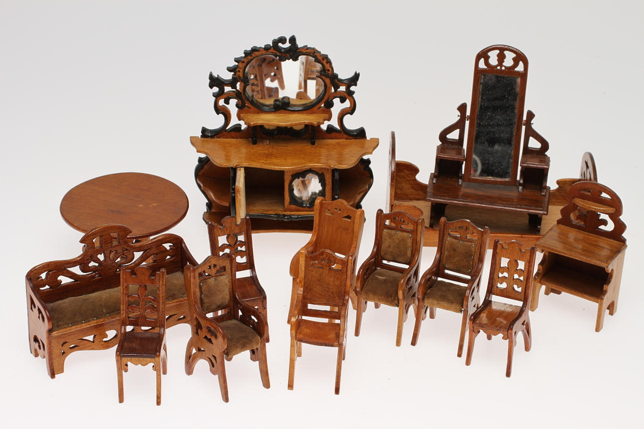 DOCKMÖBLER 14 stycken sekelskifte 1800-1900.