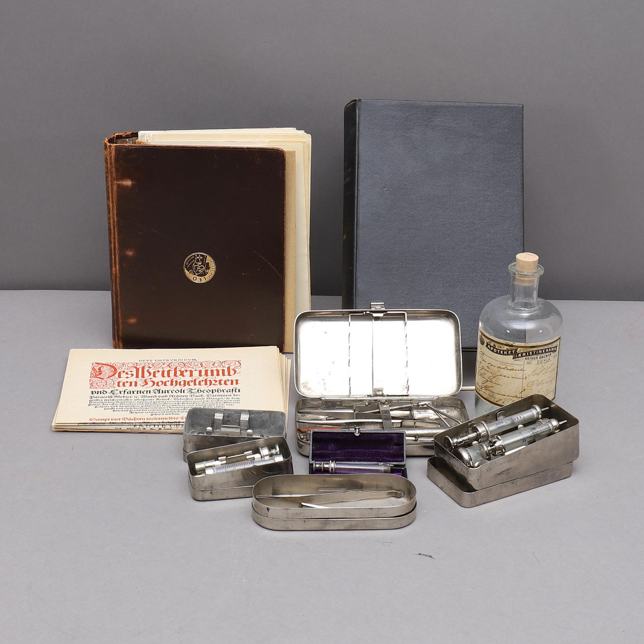 MEDICINSK UTRUSTNING och böcker, bl.a injektionssprutor.