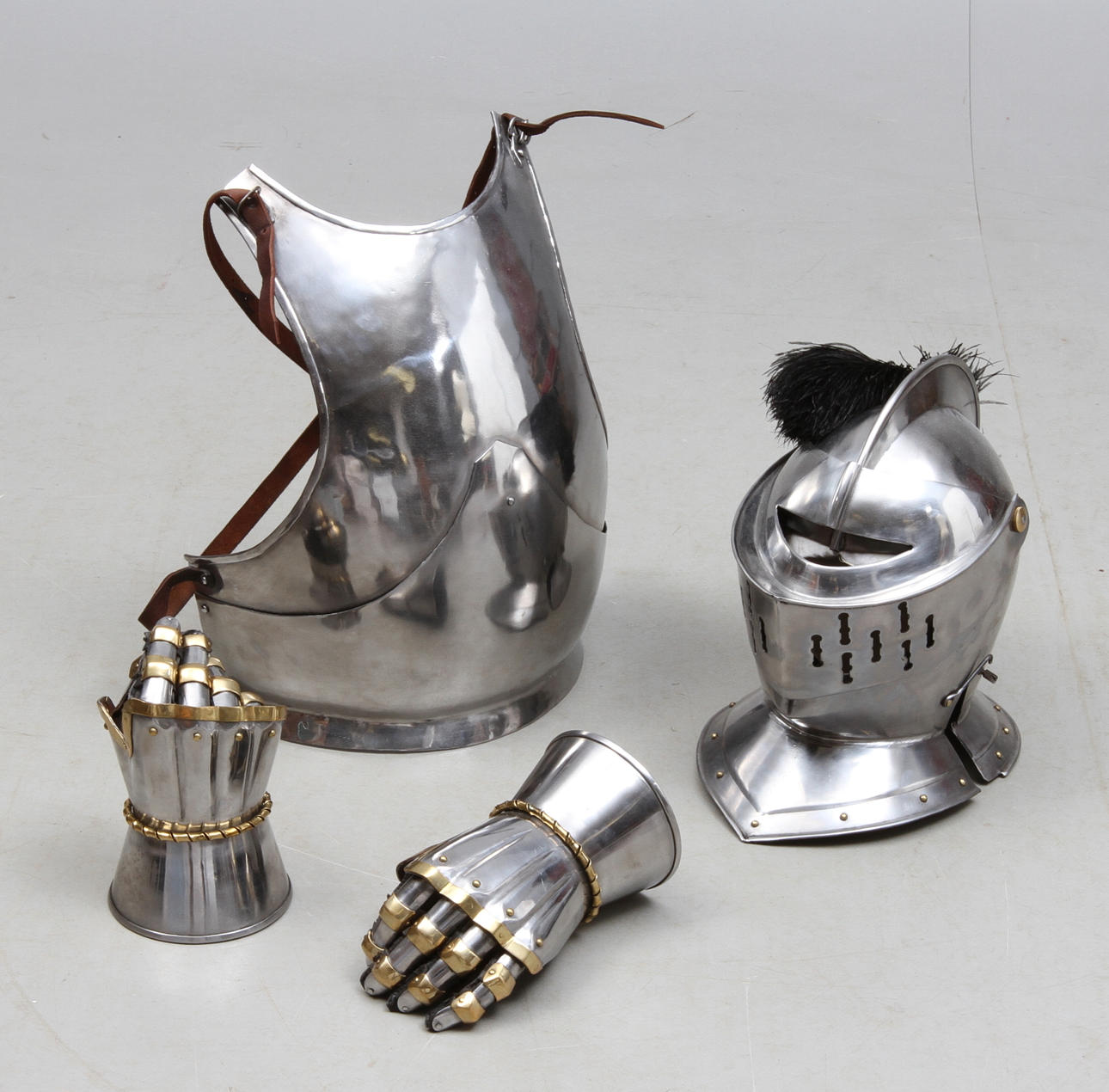 RIDDARHJÄLM, HANDSKAR samt HARNESK, 1900/2000-tal.