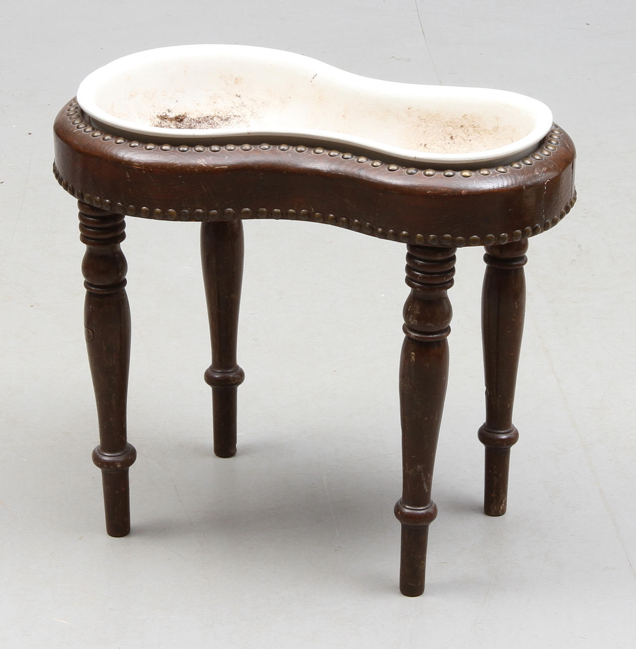 BIDÉ, på benställning, omkring 1900.