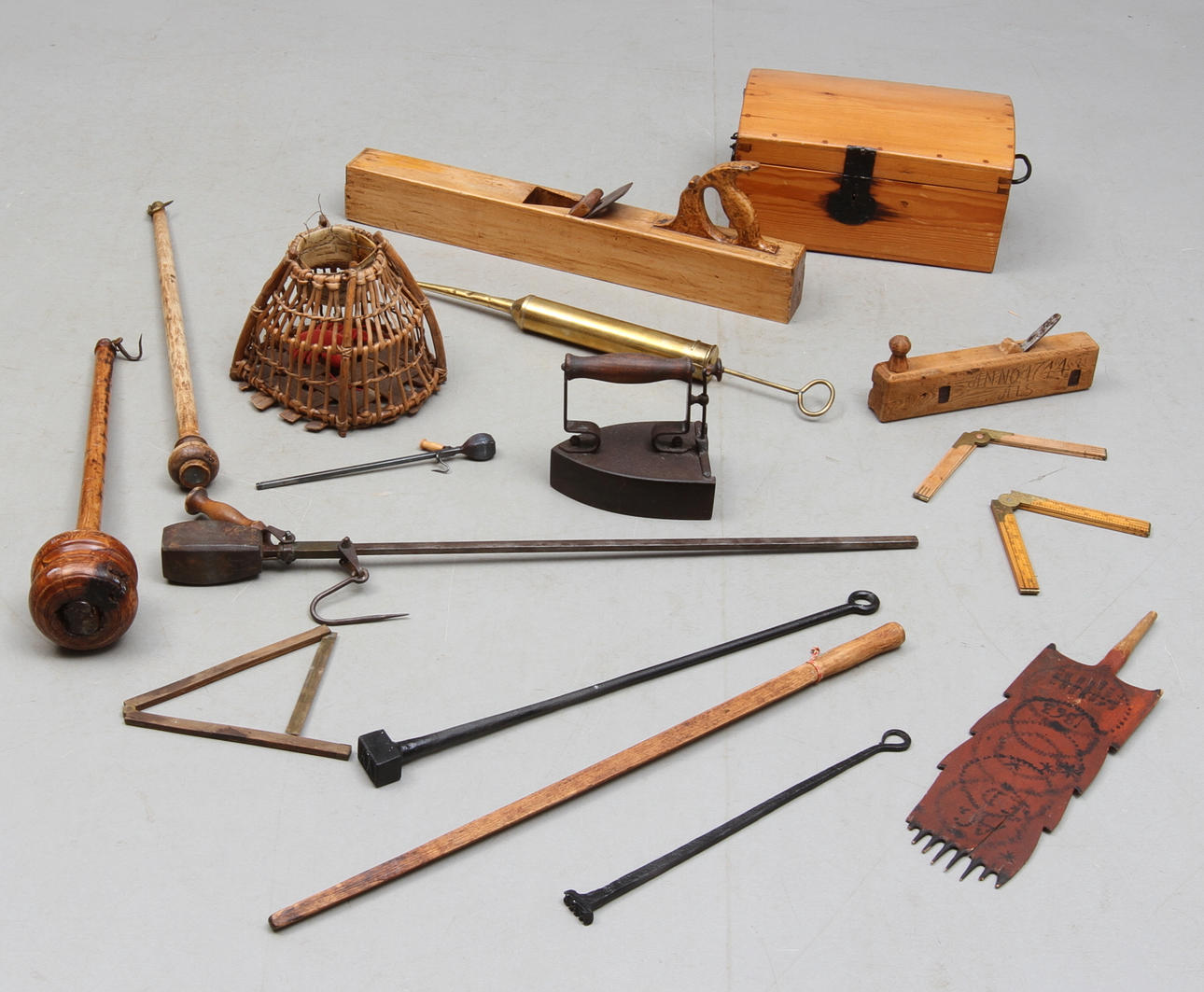 PARTI DIVERSE ALLMOGE,16 delar, trä och metall, bland annat bessman, hyvlar, strykjärn, 1700-1900-tal.