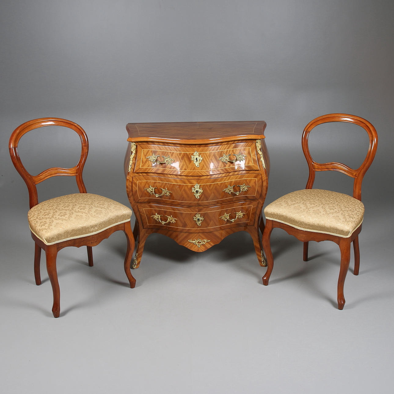 BYRÅ och STOLAR, 1 par, mahogny, rokokostil, 1948.