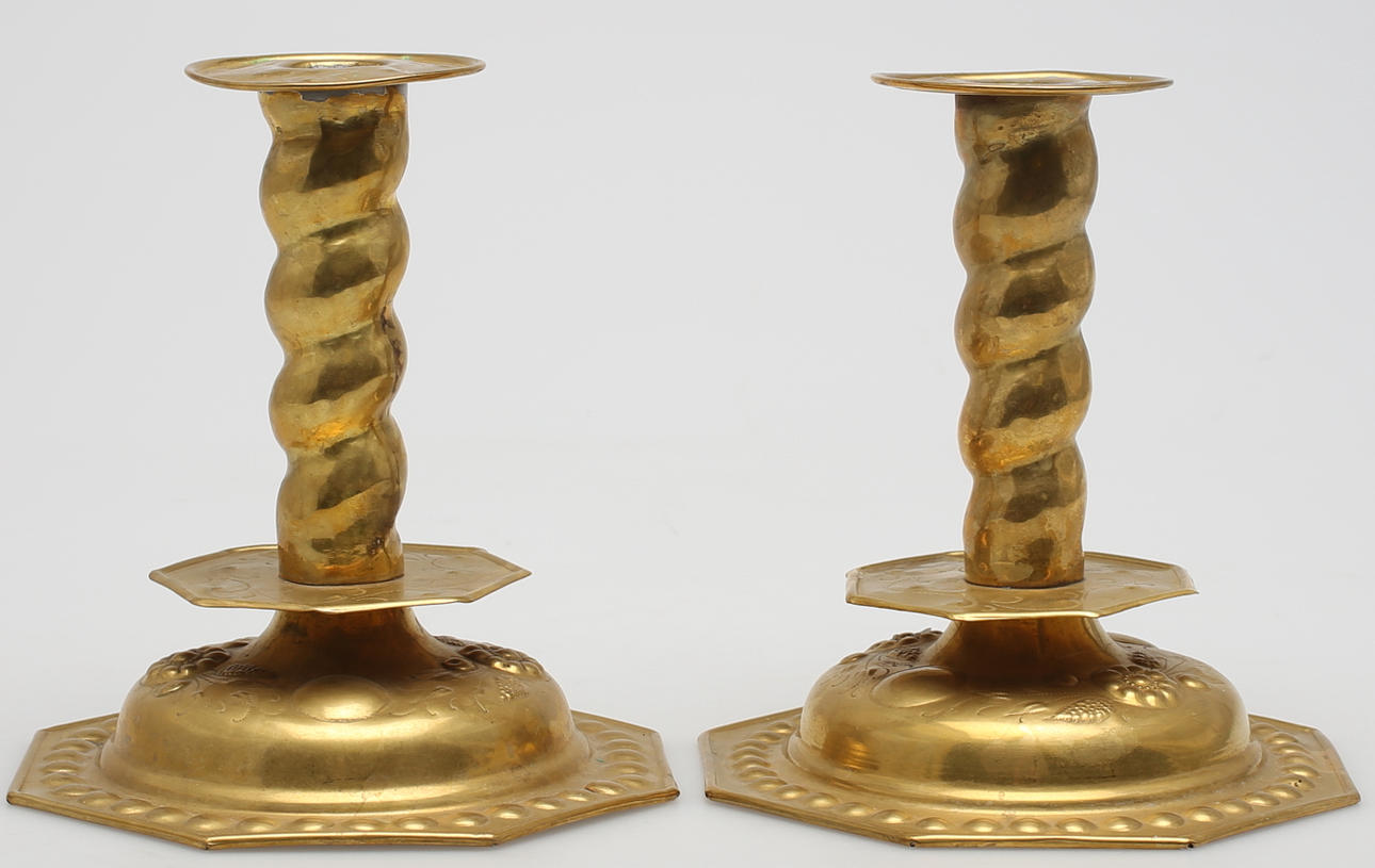 LJUSSTAKAR (2), i mässing, i barockstil, mitten av 1900-talet.