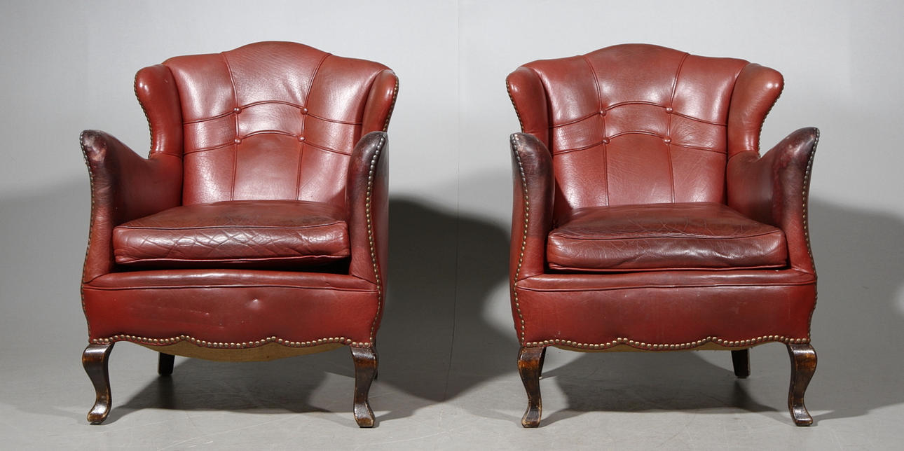 CLUBFÅTÖLJER, ett par, 1900 talets första hälft.