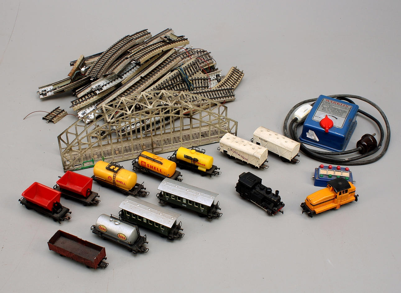 MODELLTÅG Märklin, lok 2 st, vagnar 11 st + parti räls + transformator.